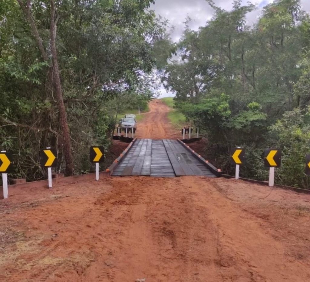 Ponte sobre o Corrégo Capim Branco.